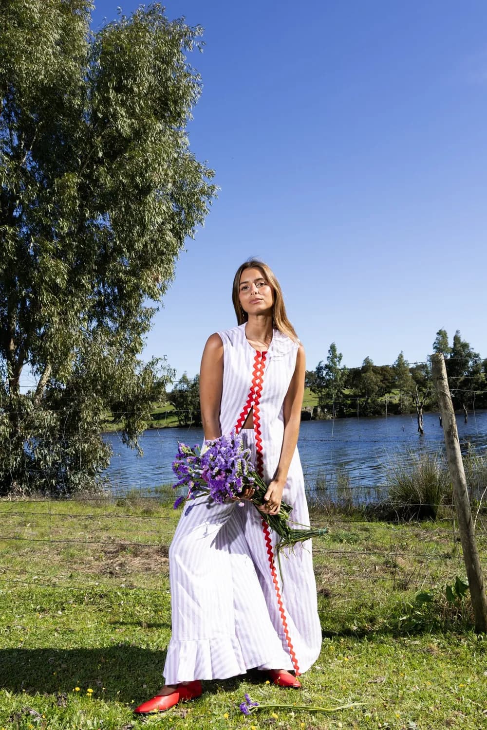 Túnica Lavander: riscas lilás com debrum vermelho